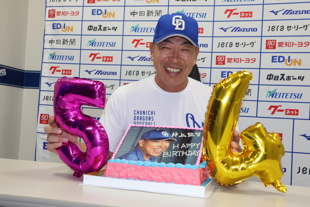 中日井上監督は54歳の誕生日を祝うケーキを前に笑顔