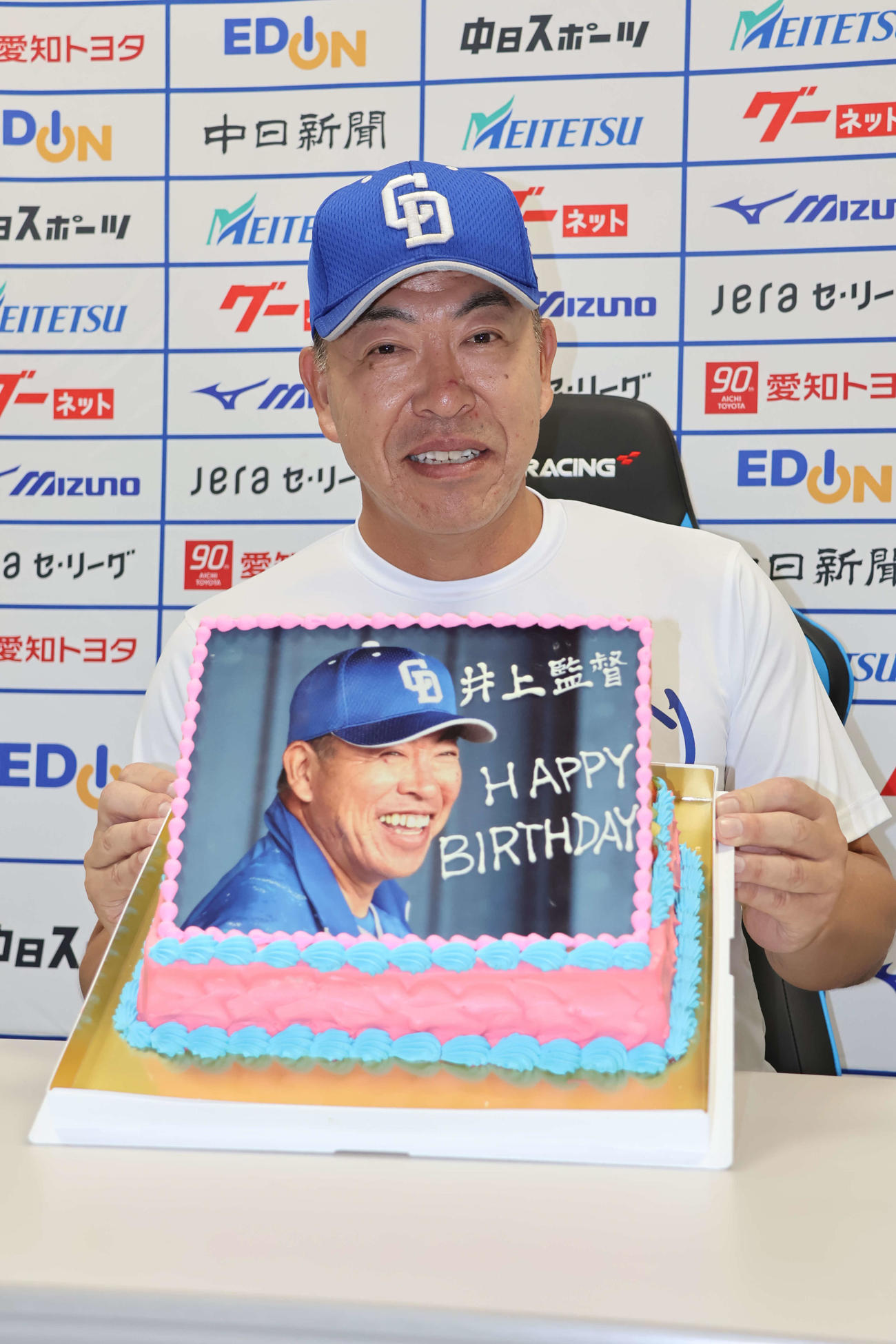 中日井上監督は誕生日ケーキを前に笑顔