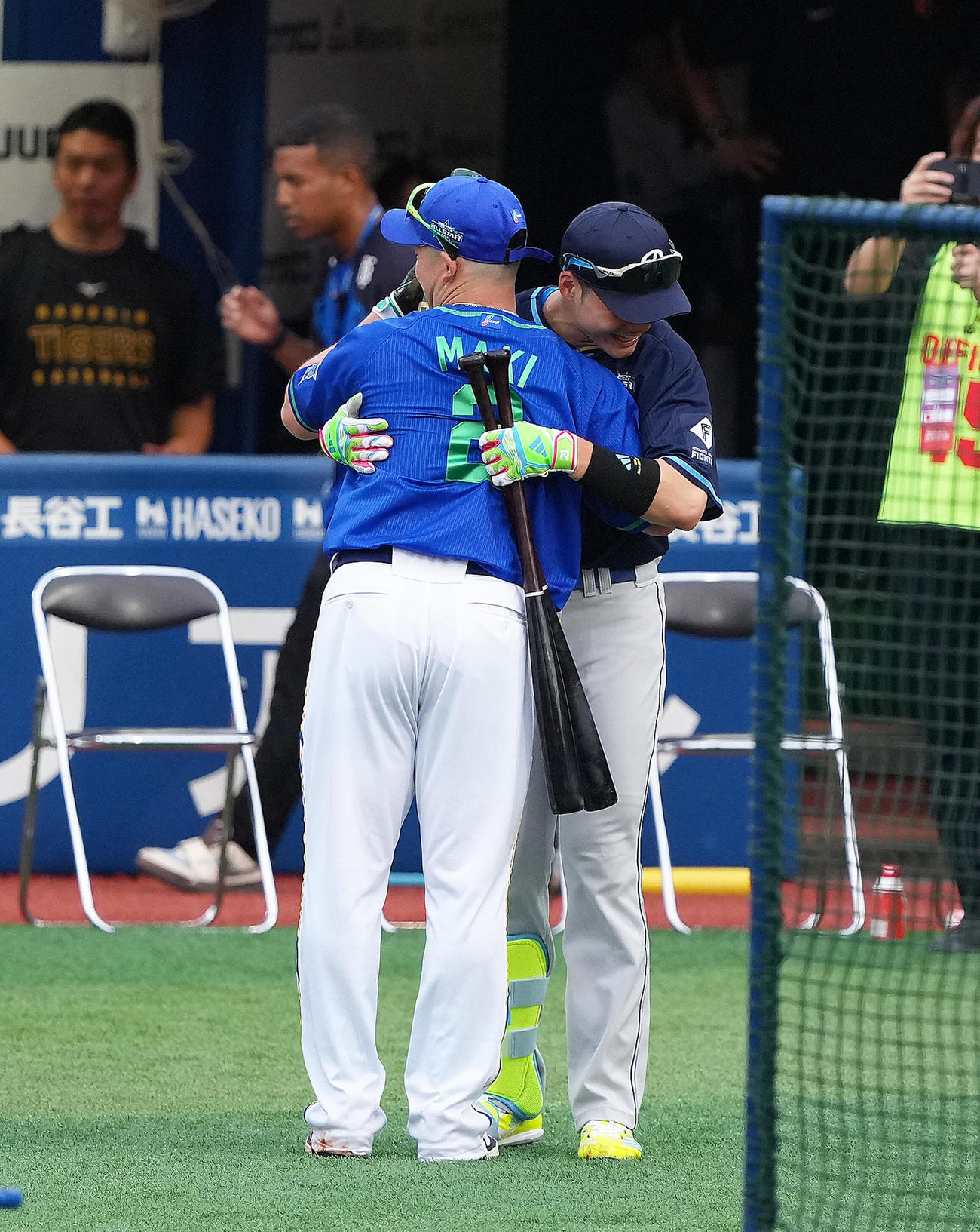 ホームランダービーで優勝したDeNA牧（左）と抱き合う準優勝の日本ハム清宮幸（撮影・足立雅史）