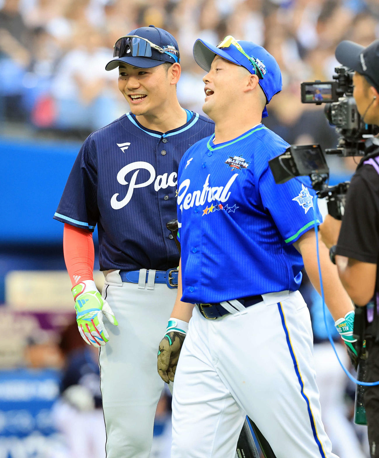 全セ対全パ　ホームランダービー決勝を制したDeNA牧（右）は日本ハム清宮と健闘を称え合う（撮影・浅見桂子）