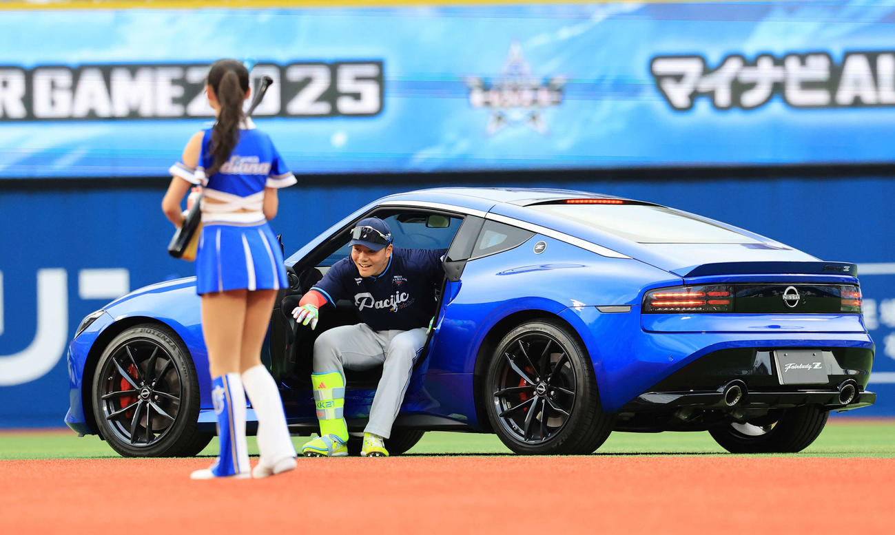 全セ対全パ　ホームランダービー決勝にフェアレディZに乗って登場した日本ハム清宮（撮影・浅見桂子）