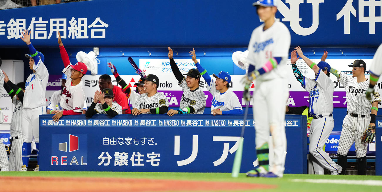全セ対全パ　2回裏全セ2死二、三塁、泉口の右前適時打に盛り上がるベンチ（撮影・鈴木みどり）