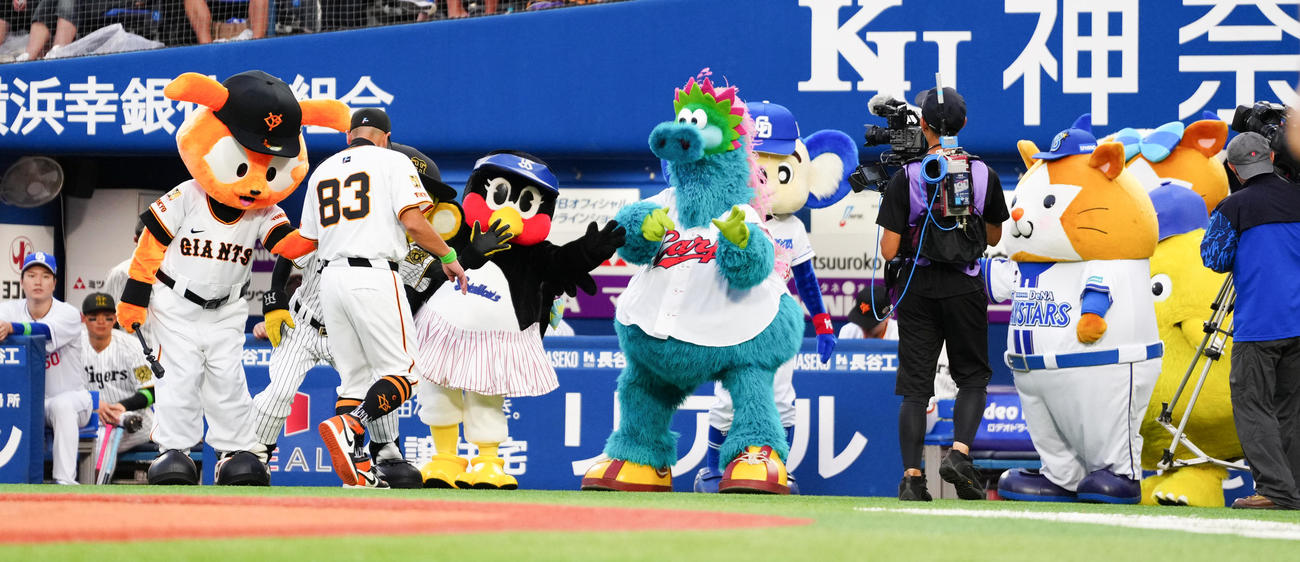 全セ対全パ　メンバー表の最終確認を終えた全セ阿部監督を迎えるマスコットたち（撮影・鈴木みどり）