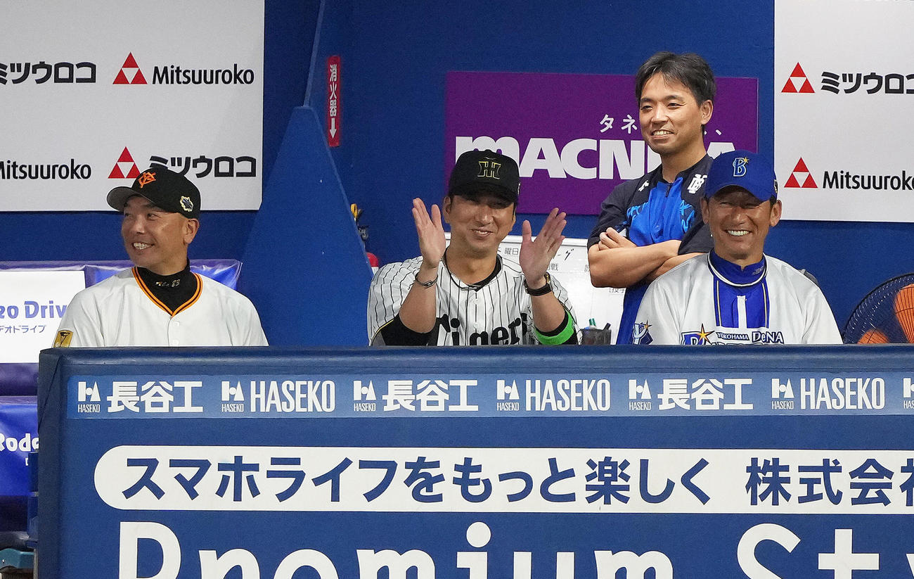 全セ対全パ　ベンチで笑顔を見せる全セの、左から阿部監督、藤川コーチ、三浦コーチ（撮影・足立雅史）
