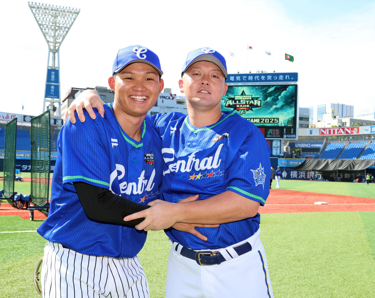 全セ対全パ　試合前、中大の先輩後輩のDeNA牧（右）と阪神森下はじゃれ合う（撮影・浅見桂子）