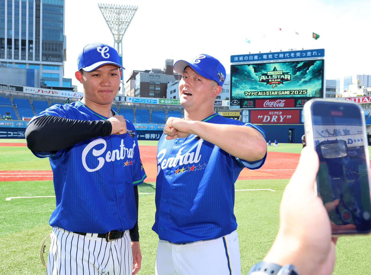 全セ対全パ　試合前、中大の先輩後輩のDeNA牧（右）と阪神森下はデスターシャのポーズ（撮影・浅見桂子）