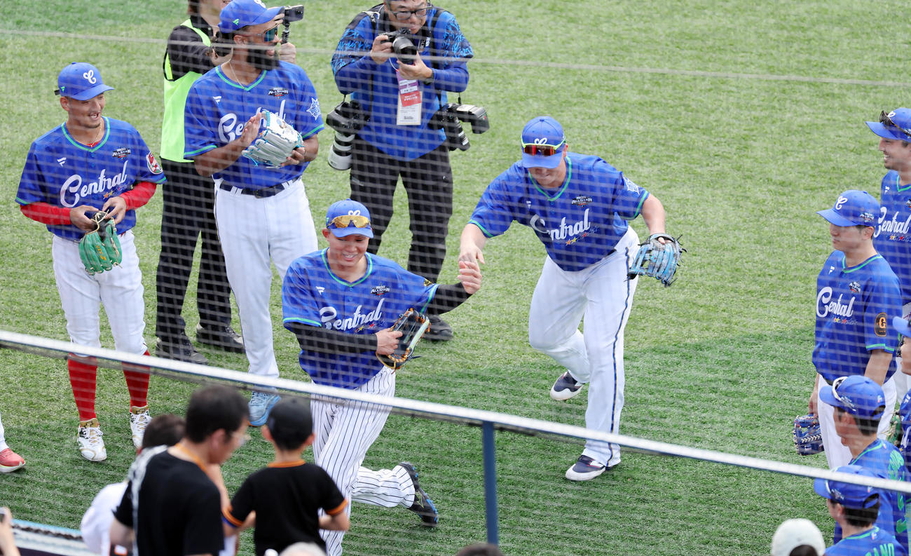 全セ対全パ　牧（中央右）に円陣の声出し役に推される全セ森下（撮影・野上伸悟）