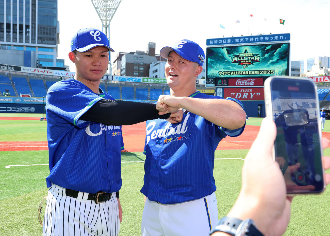 全セ対全パ　試合前、中大の先輩後輩のDeNA牧（右）と阪神森下はデスターシャのポーズ（撮影・浅見桂子）