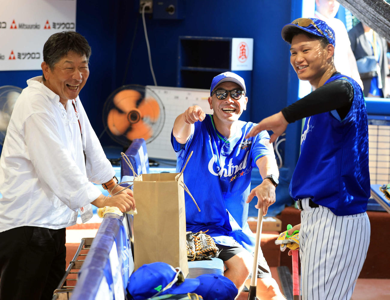 全セ対全パ　試合前、中大の清水監督（左）と談笑する巨人阿部監督（中央）と阪神森下（撮影・浅見桂子）