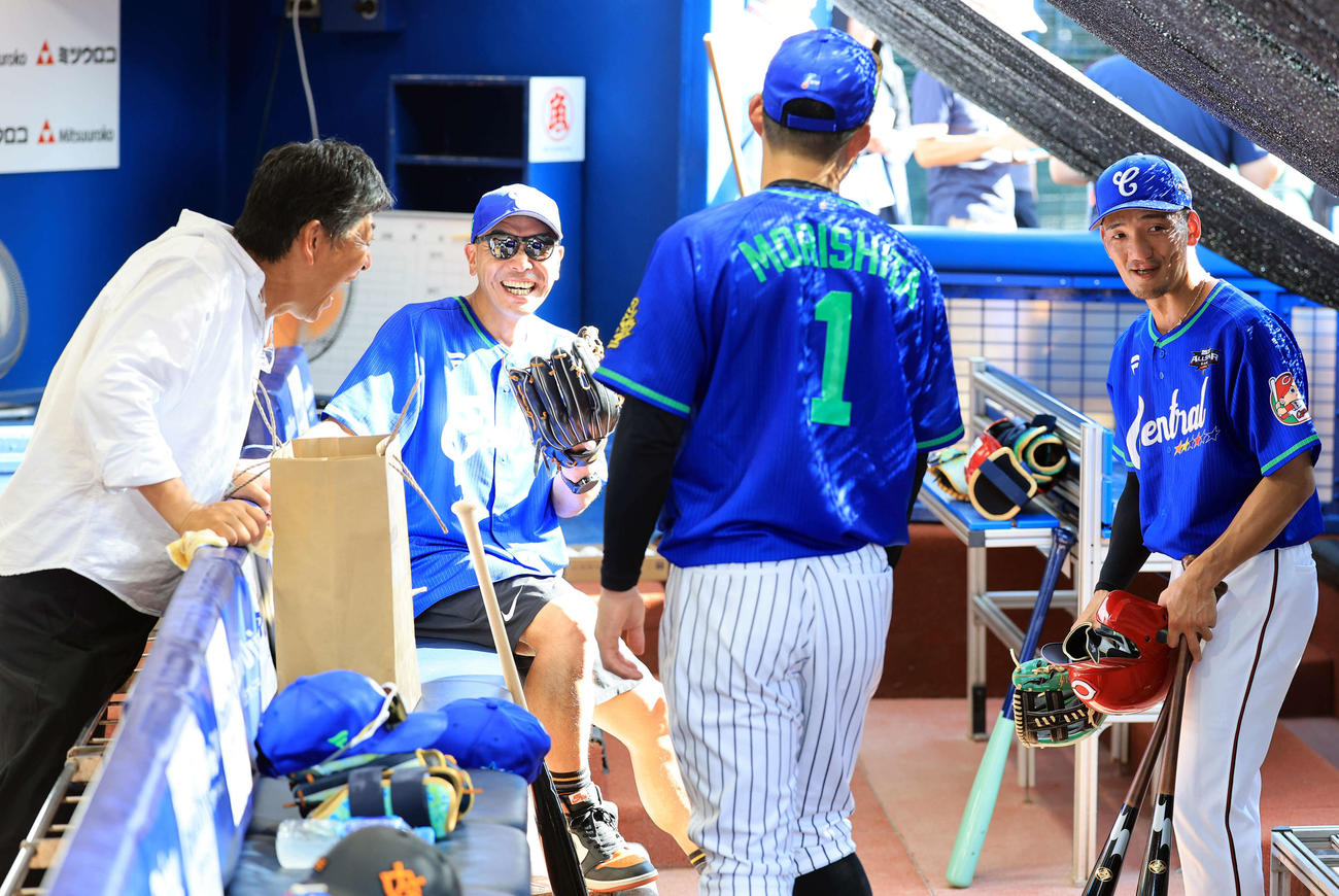 全セ対全パ　試合前、中大の清水監督（左）と談笑する巨人阿部監督（奥）と阪神森下（手前）、広島矢野（右）（撮影・浅見桂子）