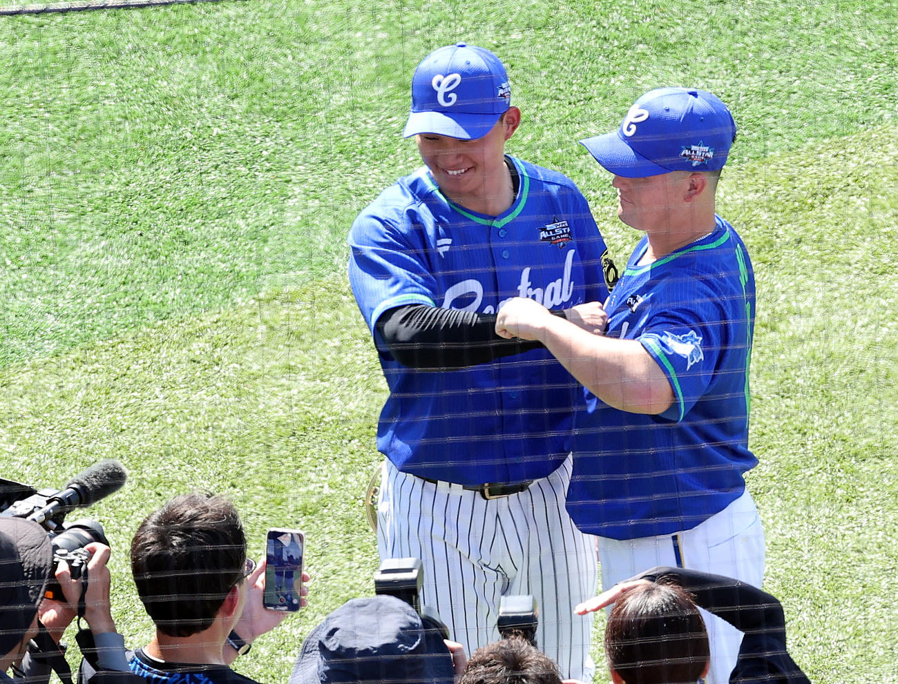 全セ対全パ　笑顔でポーズをとる阪神森下（左）とDeNA牧（撮影・野上伸悟）