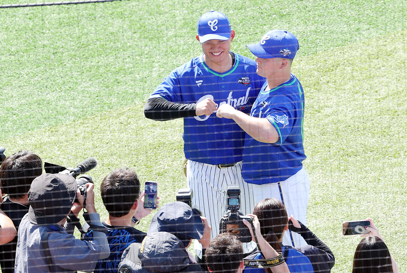 全セ対全パ　笑顔でポーズをとる阪神森下（左）とDeNA牧（撮影・野上伸悟）