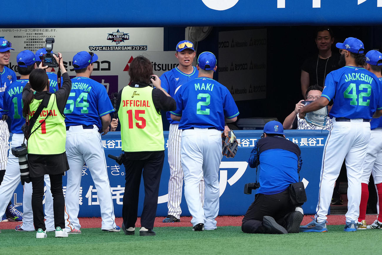 試合前、円陣の中央で声出しする阪神森下（中央）（撮影・足立雅史）