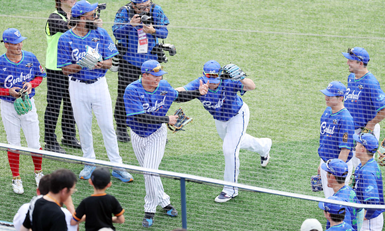全セ対全パ　牧（中央右）に円陣の声出し役に推される全セ森下（撮影・野上伸悟）