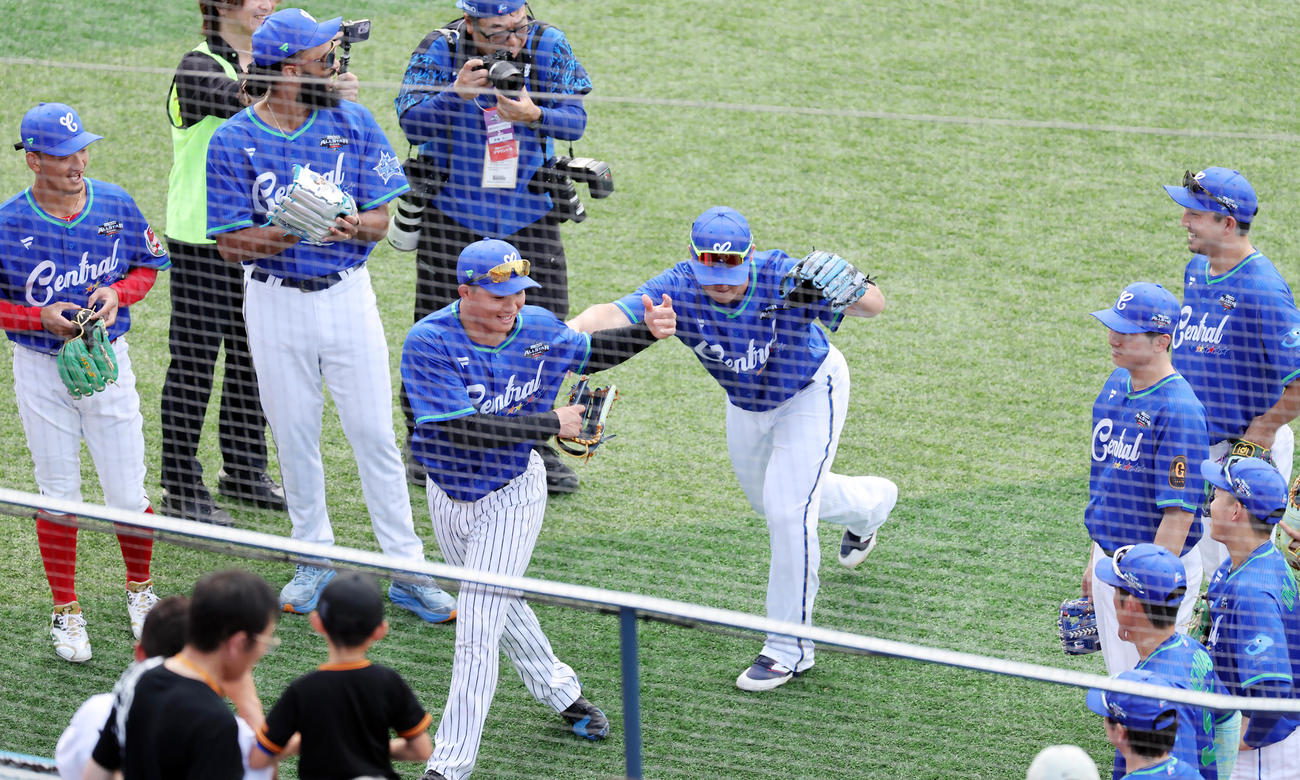 全セ対全パ　牧（中央右）に円陣の声出し役に推される全セ森下（撮影・野上伸悟）