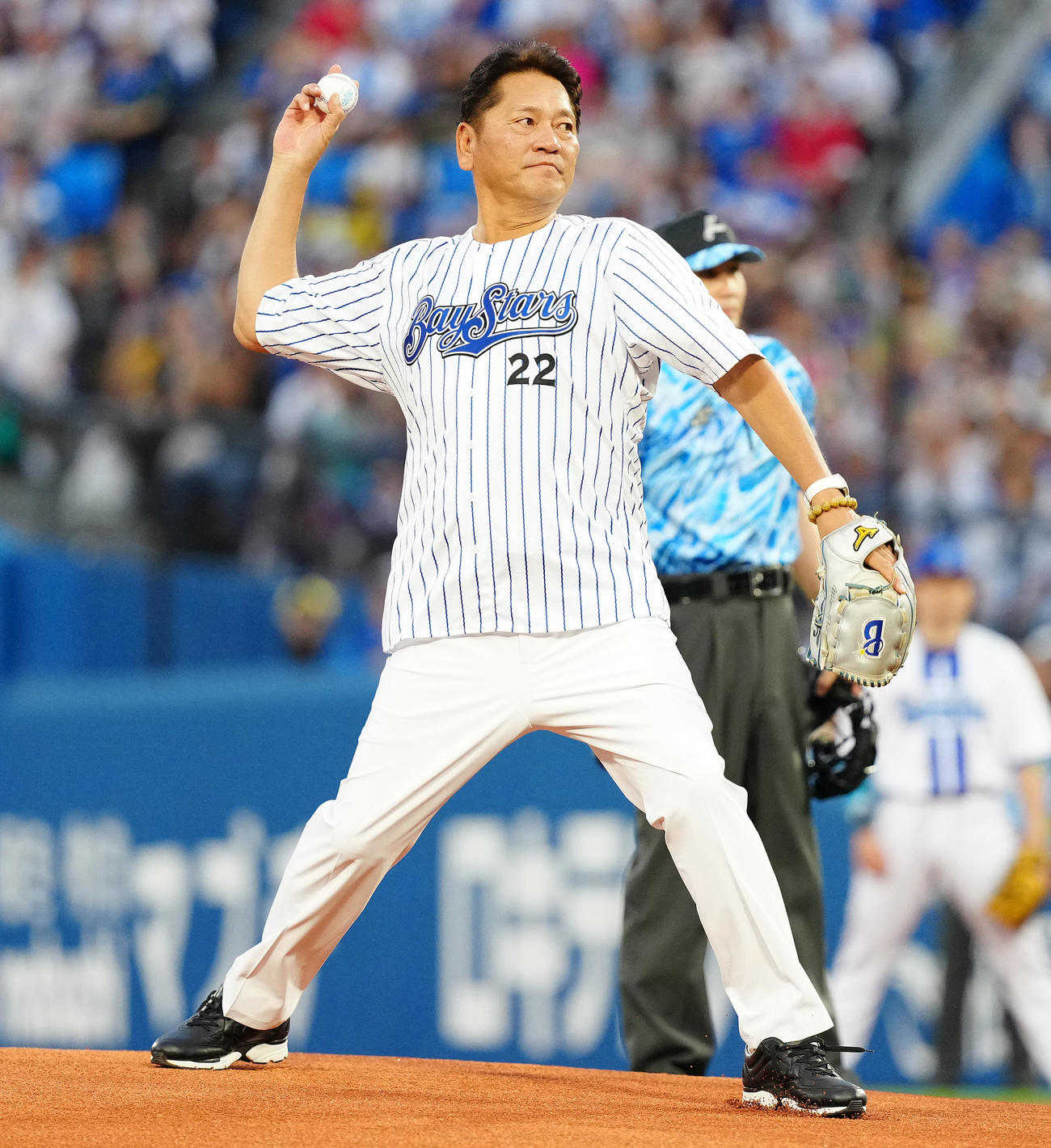 全セ対全パ　始球式で投球する佐々木主浩氏（撮影・鈴木みどり）