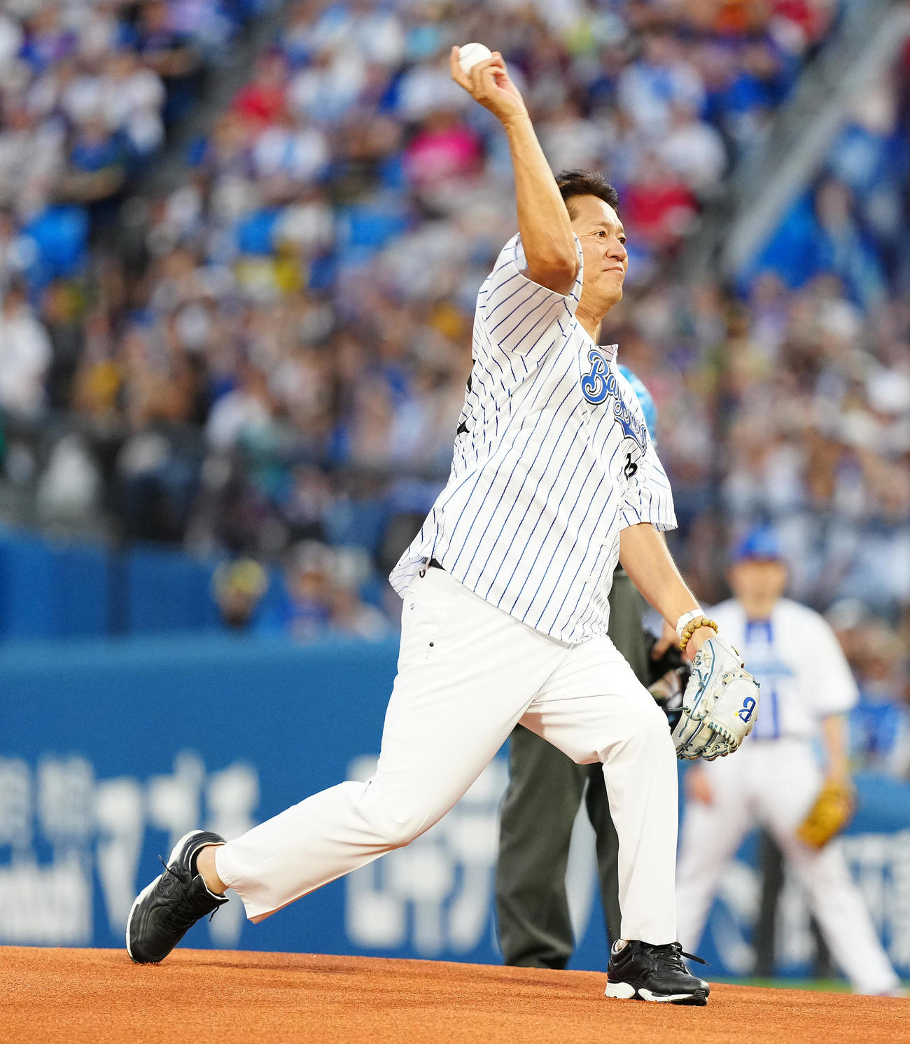 全セ対全パ　始球式で投球する佐々木主浩氏（撮影・鈴木みどり）