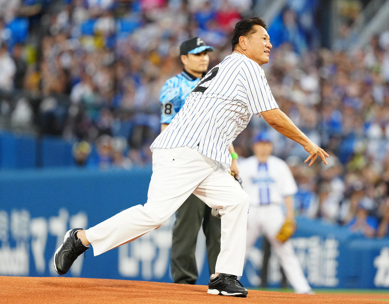 全セ対全パ　始球式で投球する佐々木主浩氏（撮影・鈴木みどり）