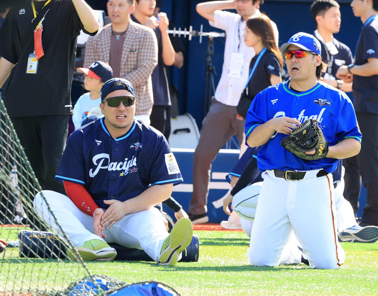 全セ対全パ　試合前、談笑するソフトバンク山川（左）と巨人甲斐（撮影・浅見桂子）