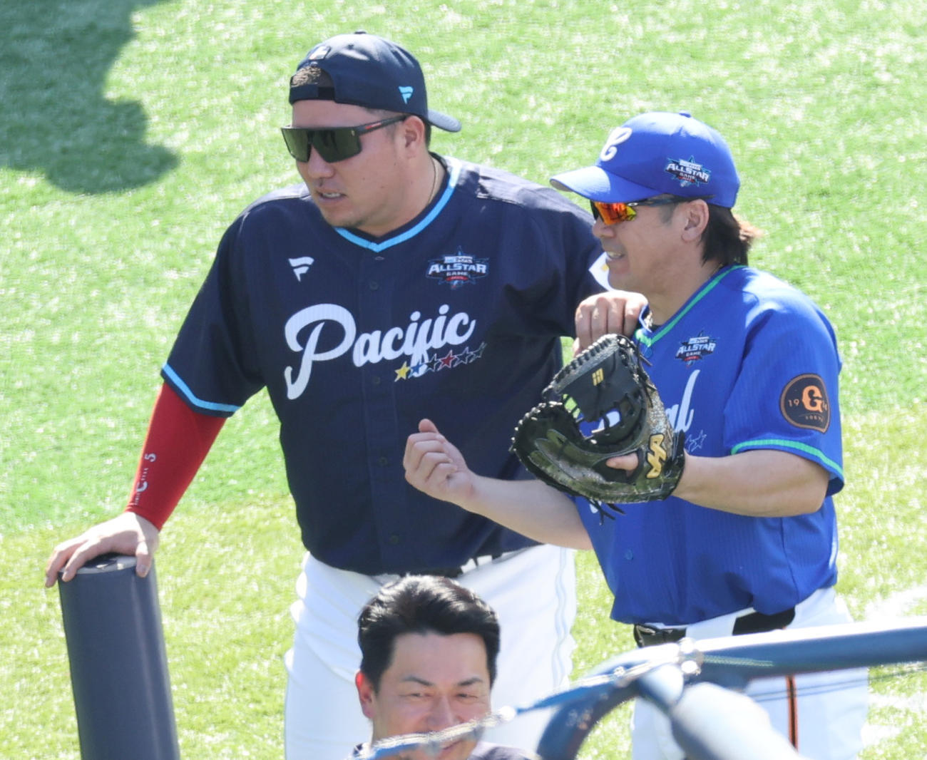 全セ対全パ　記念撮影するソフトバンク山川（左）と巨人甲斐（撮影・野上伸悟）