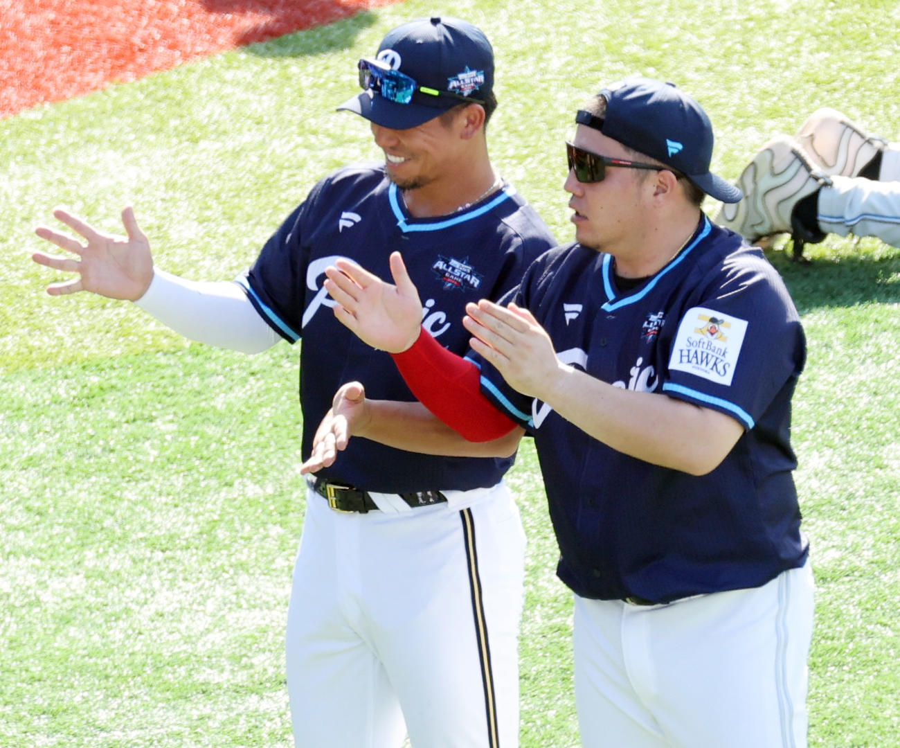全セ対全パ　記念撮影するオリックス頓宮（左）とソフトバンク山川（撮影・野上伸悟）