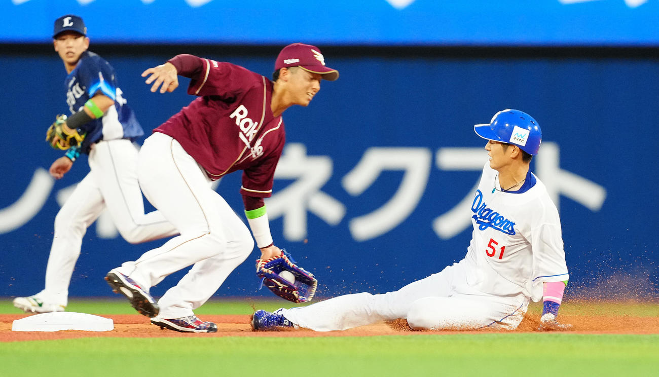 全セ対全パ　1回裏全セ無死一塁、打者吉川の時、二盗する一塁走者上林。遊撃手宗山（撮影・鈴木みどり）