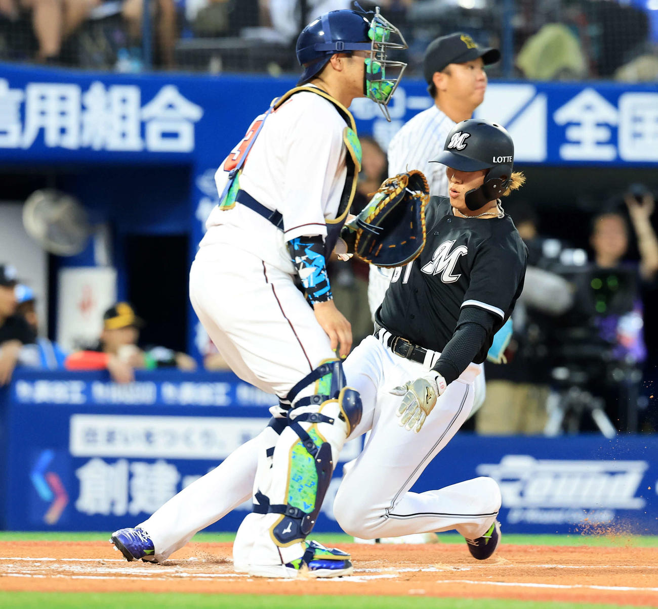 全セ対全パ　1回表全パ1死三塁、西川の犠飛で生還する山本。奥は村上（撮影・浅見桂子）