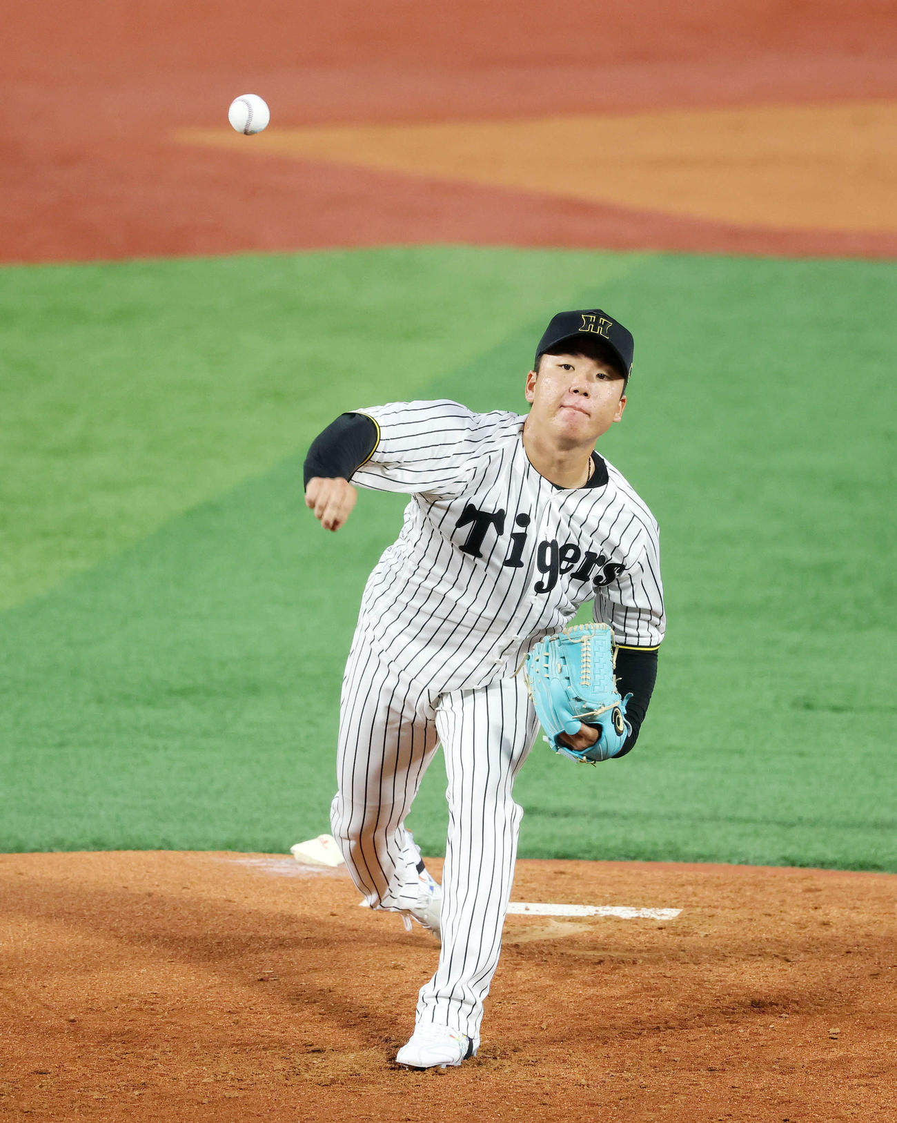 全セ対全パ　2回表全パ2死、万波中正にスローボールを投げる全セ村上（撮影・鈴木正人）