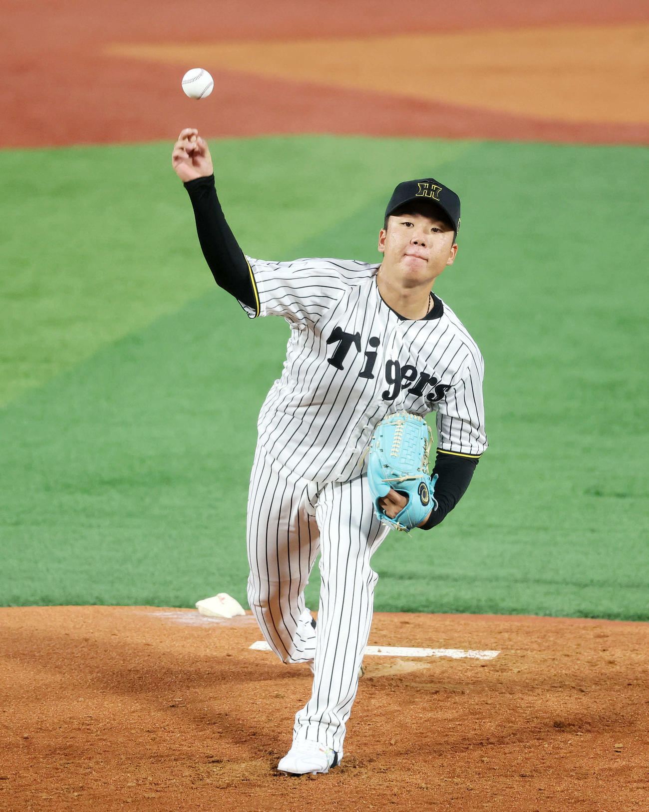 全セ対全パ　2回表全パ2死、万波中正にスローボールを投げる全セ村上（撮影・鈴木正人）