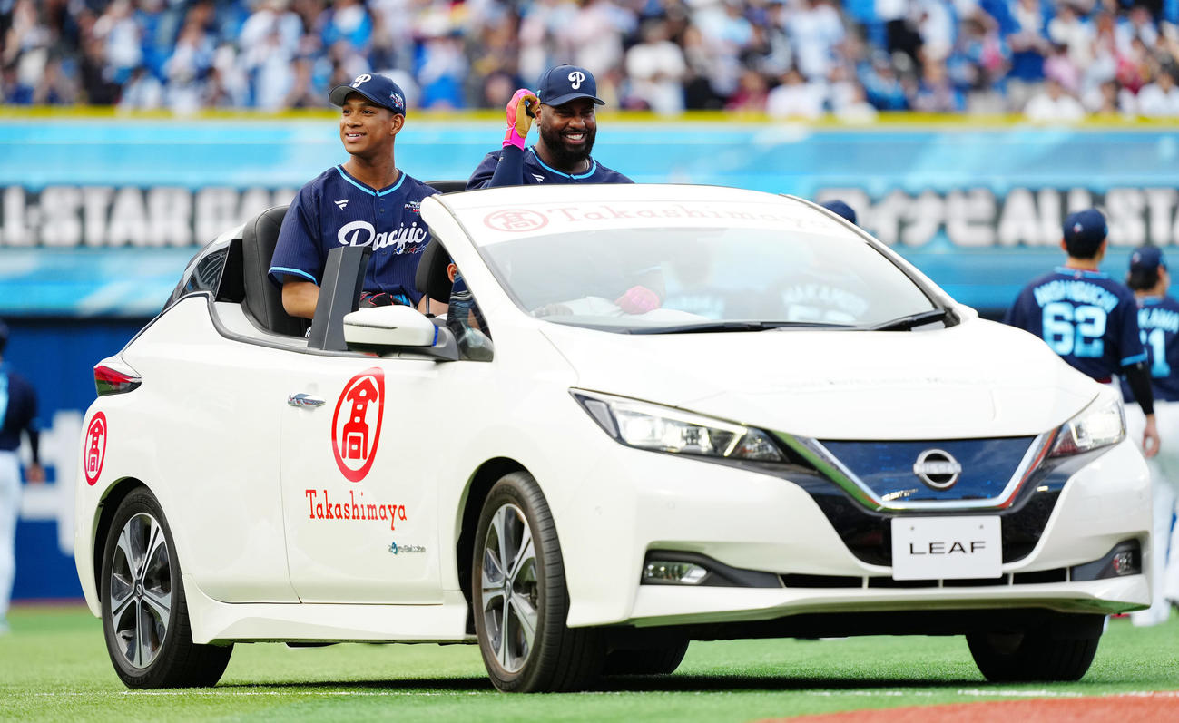 全セ対全パ　車に乗ってホームランダー日本ハム万波（左）とレイエス（撮影・鈴木みどり）