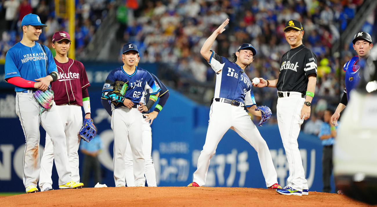 全セ対全パ　2回表途中、2番手隅田をポーズを取り迎える全パ今井（右から3人目）（撮影・鈴木みどり）