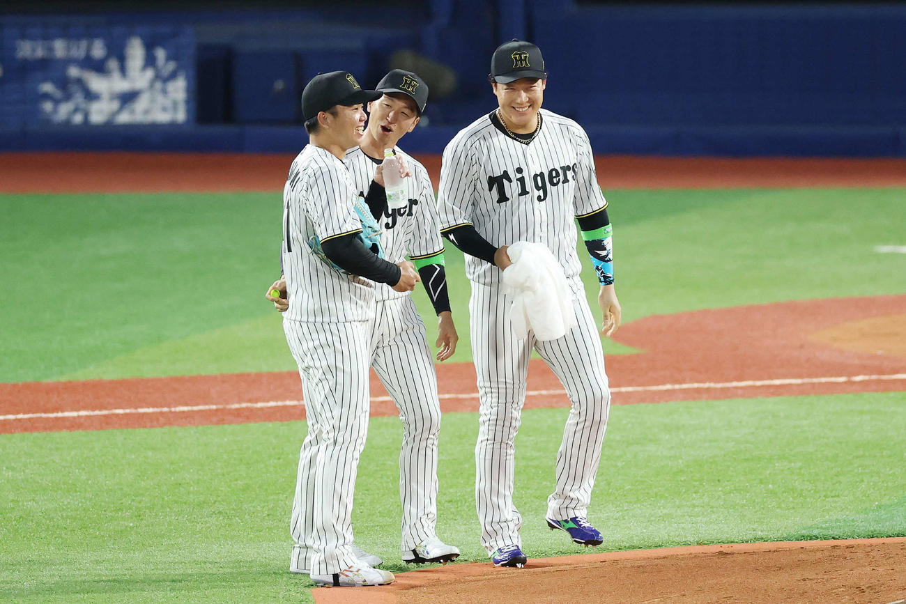 全セ対全パ　2回表全パ2死二塁、山川に左前適時打を浴びた村上（左）に伝令として笑顔で声をかける近本（中央）と大山（撮影・宮地輝）