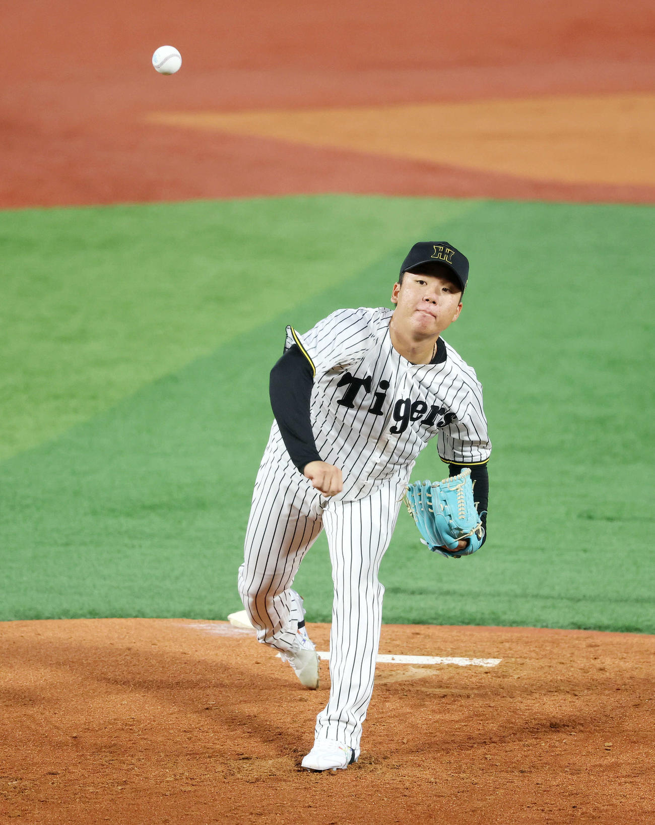 全セ対全パ　2回表全パ2死、万波中正にスローボールを投げる全セ村上（撮影・鈴木正人）