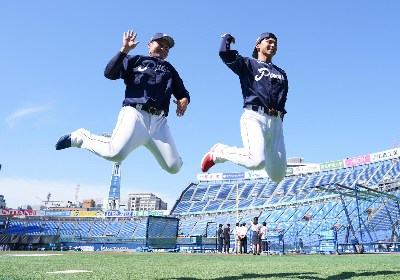 全セ対全パ　動画の撮影でジャンプする西武渡部聖（左）と楽天宗山（撮影・鈴木みどり）