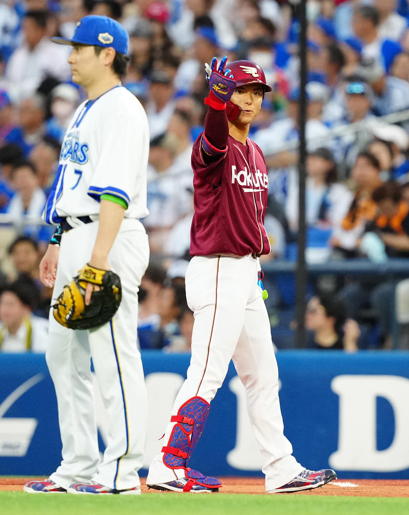 全セ対全パ　1回表全パ無死、中前打を放った宗山はベンチに向かってポーズ（撮影・鈴木みどり）