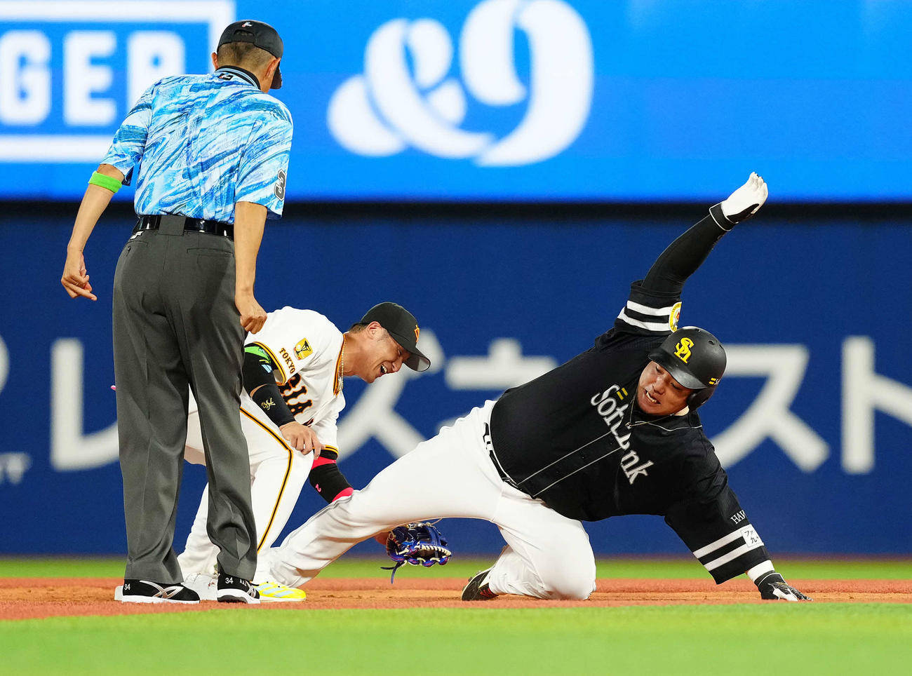 全セ対全パ　2回表全パ2死一塁、打者山本の時、二盗を試みるも余裕でアウトとなる一塁走者山川。二塁手吉川（撮影・鈴木みどり）