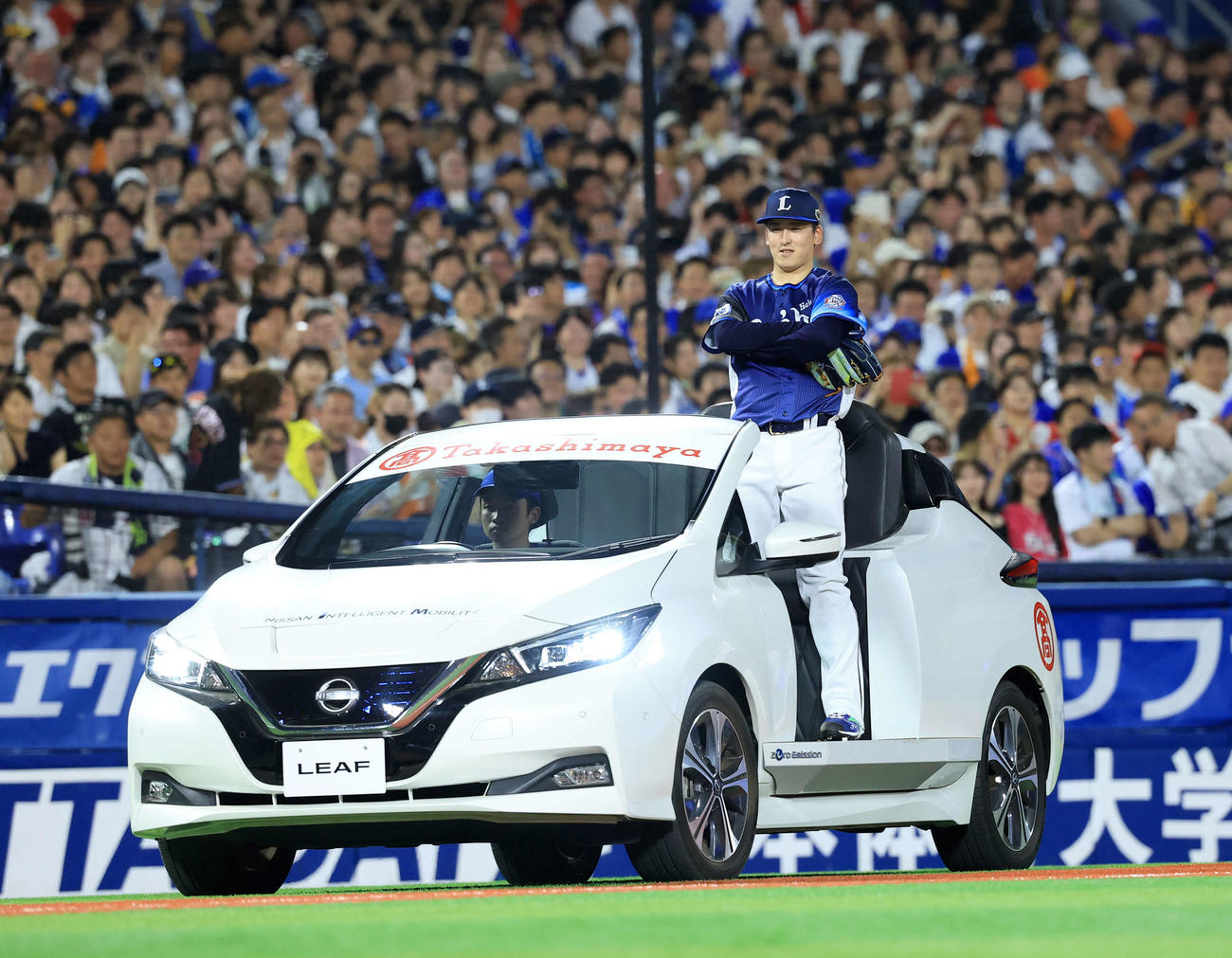 全セ対全パ　2回裏全セ2死二、三塁の場面で登板となった隅田は車で仁王立ちで登場（撮影・浅見桂子）