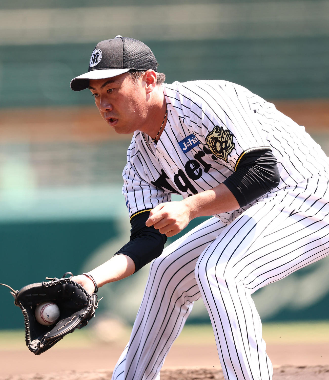 投内連係プレーの練習をする桐敷（撮影・上田博志）