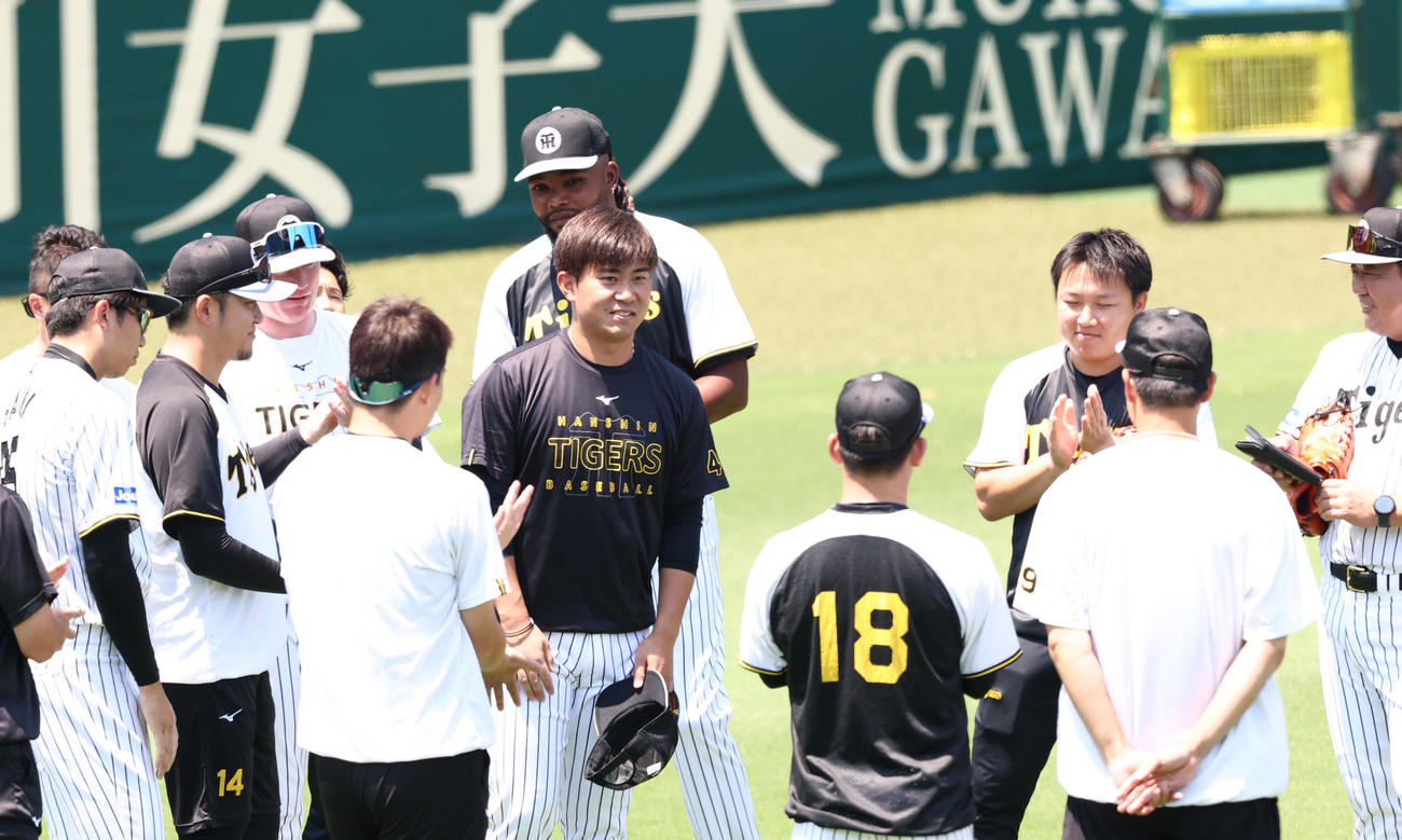1軍に合流し笑顔を見せる桐敷（撮影・上田博志）