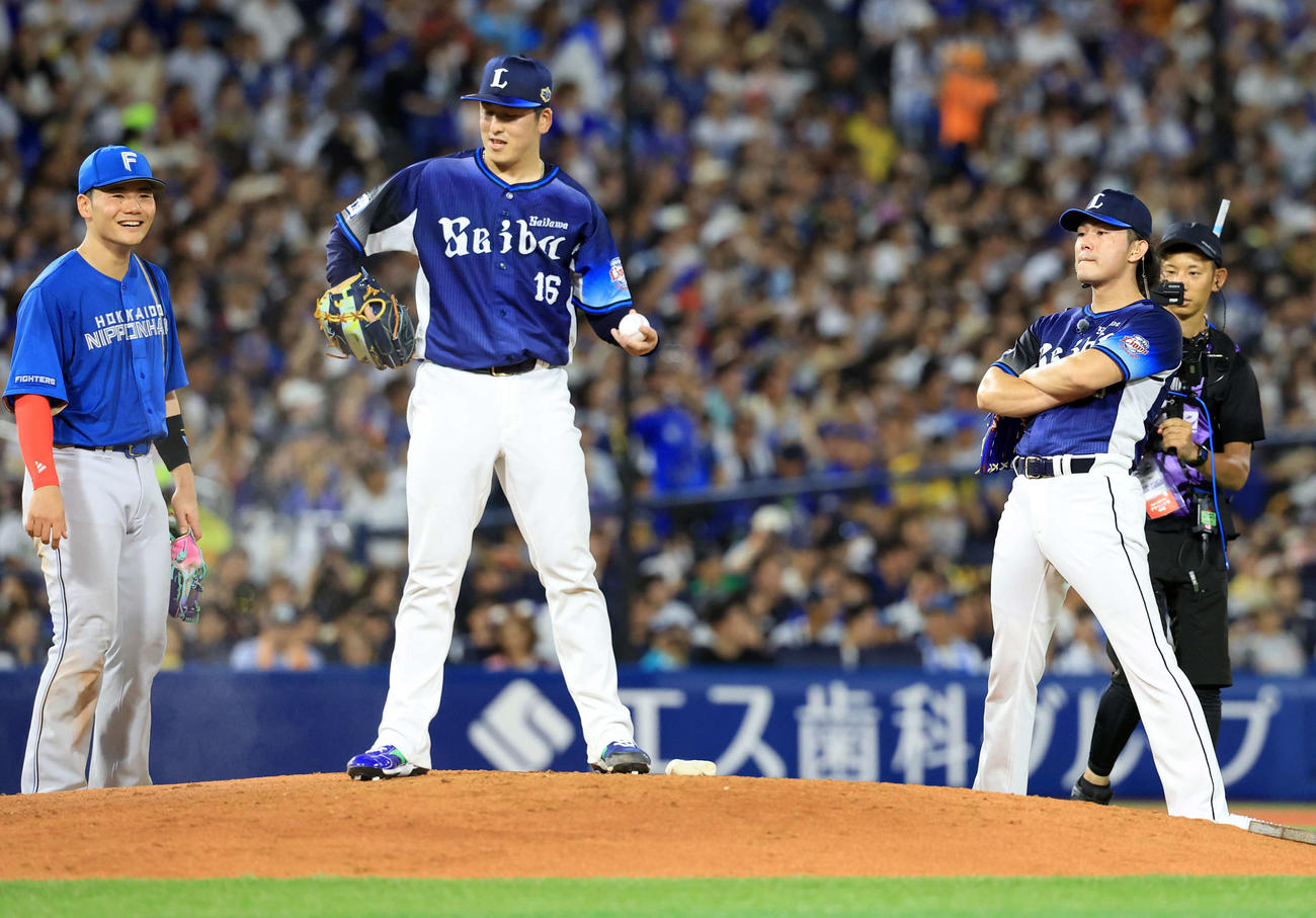 全セ対全パ　2回裏全セ2死二、三塁の場面で登板となった隅田（中央）を仁王立ちで見つめる今井（右）。左は清宮（撮影・浅見桂子）