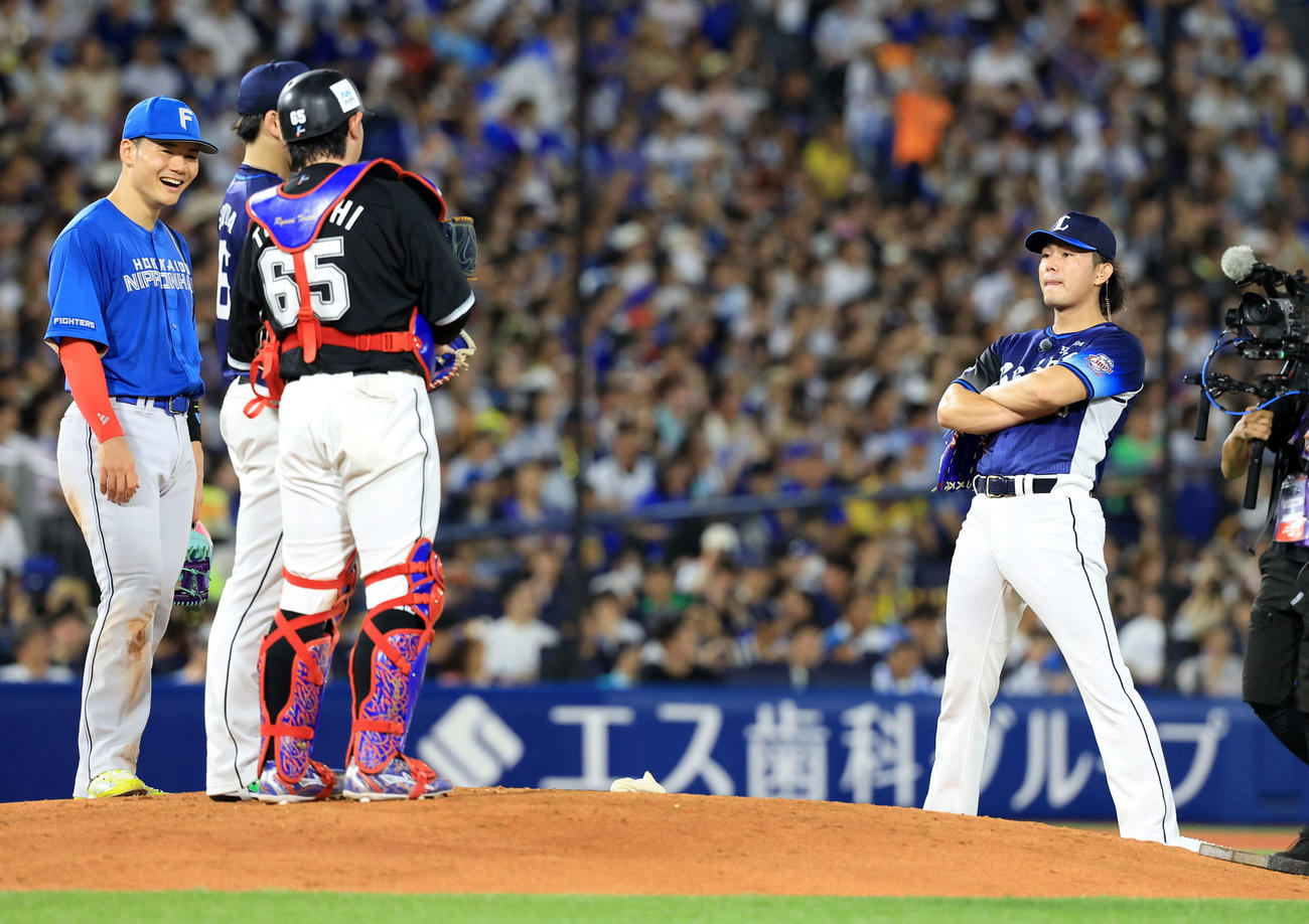 全セ対全パ　2回裏全セ2死二、三塁の場面で登板となった隅田（左から2人目）を仁王立ちで見つめる今井（撮影・浅見桂子）