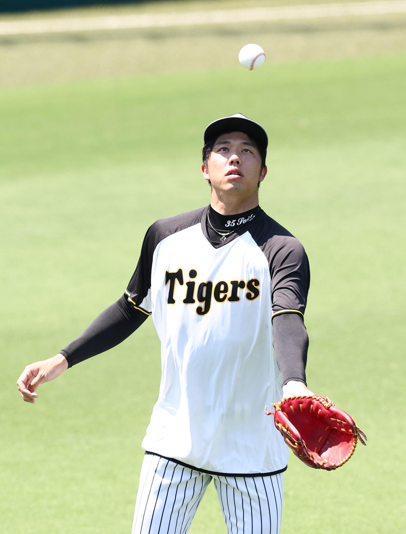 キャッチボールをする才木（撮影・上田博志）