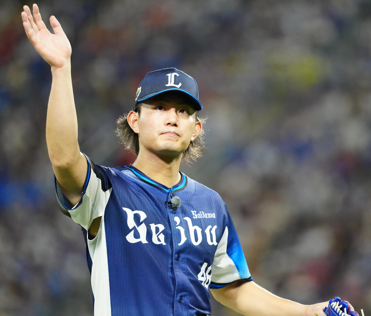 全セ対全パ　2回表途中、降板する全パ今井はファンの声援に応える（撮影・鈴木みどり）