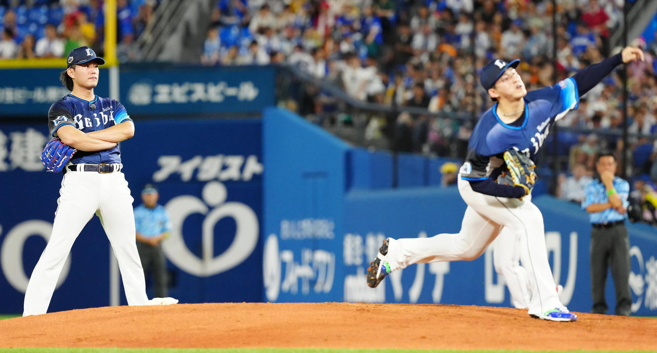 全セ対全パ　2回表途中、2番手隅田（右）の投球練習を見つめ、降板したのになかなかベンチへ下がらない全パ今井（撮影・鈴木みどり）