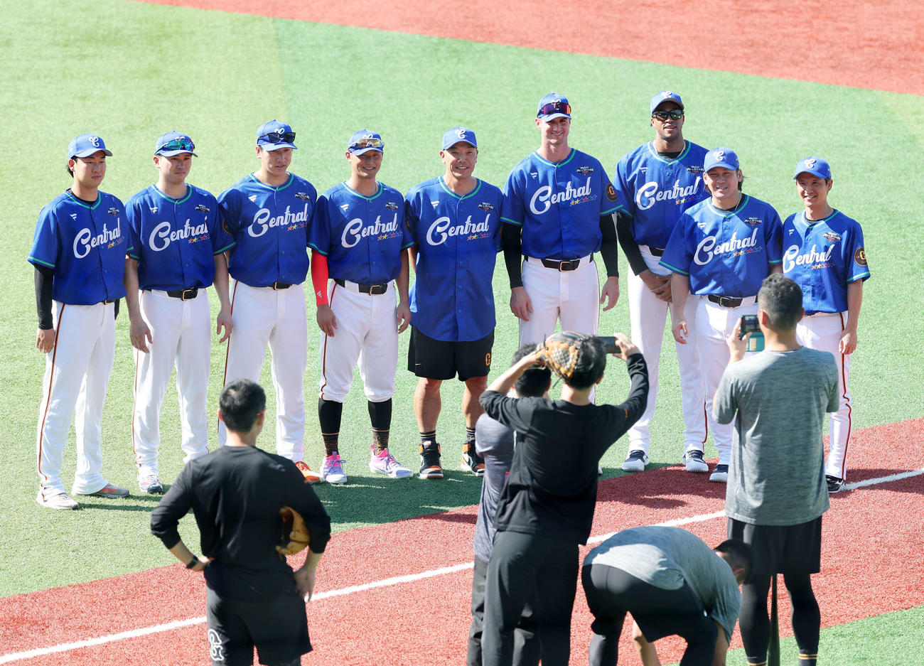 全セ対全パ　記念写真に納まる巨人の選手たち、左から山崎、泉口、大勢、吉川、阿部監督、グリフィン、マルティネス、甲斐、松本コーチ（撮影・鈴木正人）