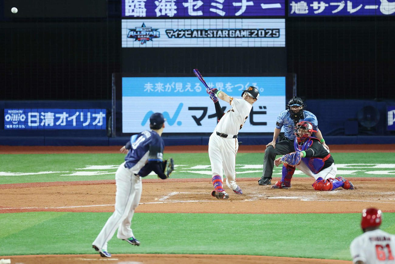 全セ対全パ　2回裏全セ2死二、三塁、右前適時打を放つ泉口。投手隅田（撮影・宮地輝）