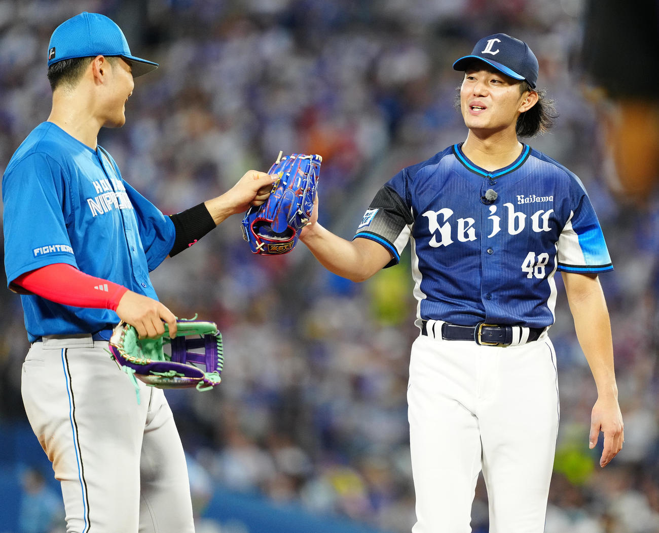 全セ対全パ　1回裏を終え、清宮幸（左）とタッチを交わす全パ今井（撮影・鈴木みどり）
