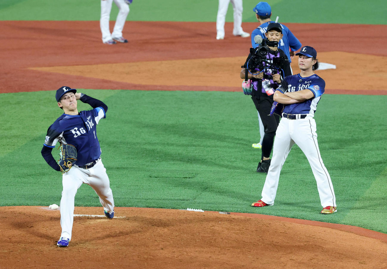 全セ対全パ　2回裏、全パ隅田（左）の投球練習を見る今井（撮影・鈴木正人）
