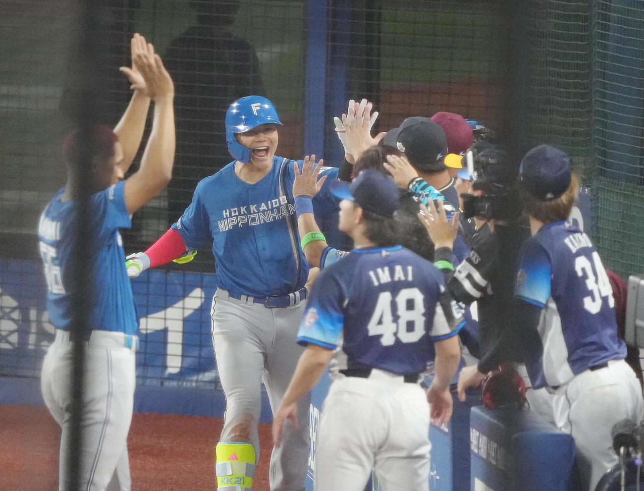 全セ対全パ　4回表全パ2死、清宮幸はソロ本塁打を放ちタッチを交わす（撮影・足立雅史）