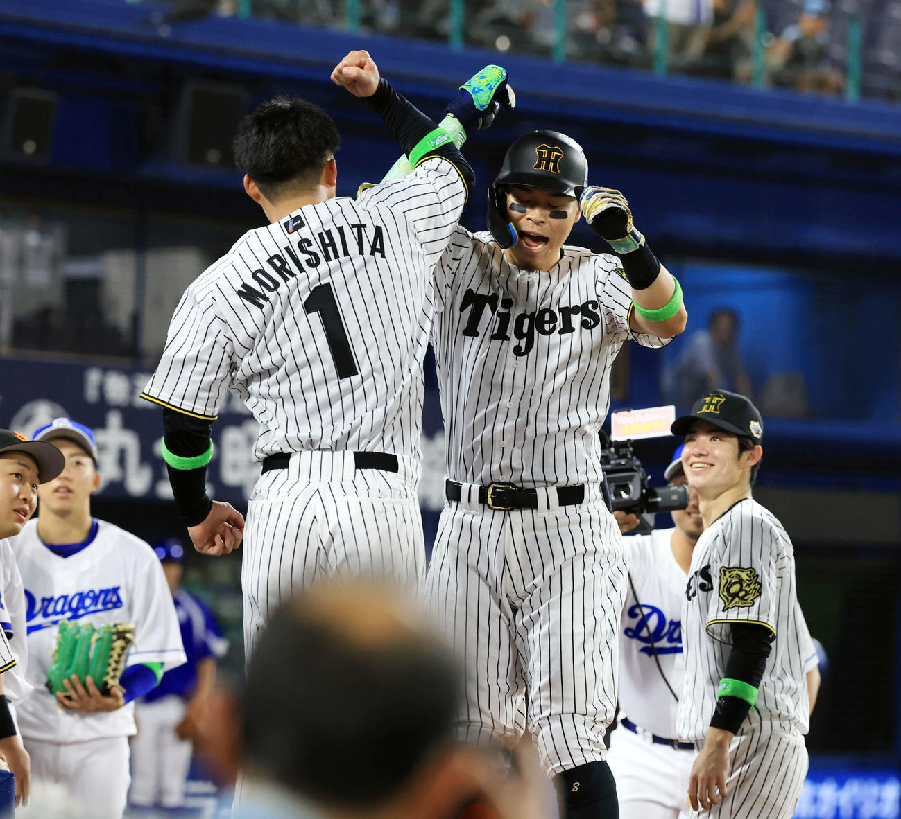 全セ対全パ　5回裏全セ1死、ソロ本塁打を放った佐藤輝（右）は森下とジャンピングタッチ（撮影・浅見桂子）